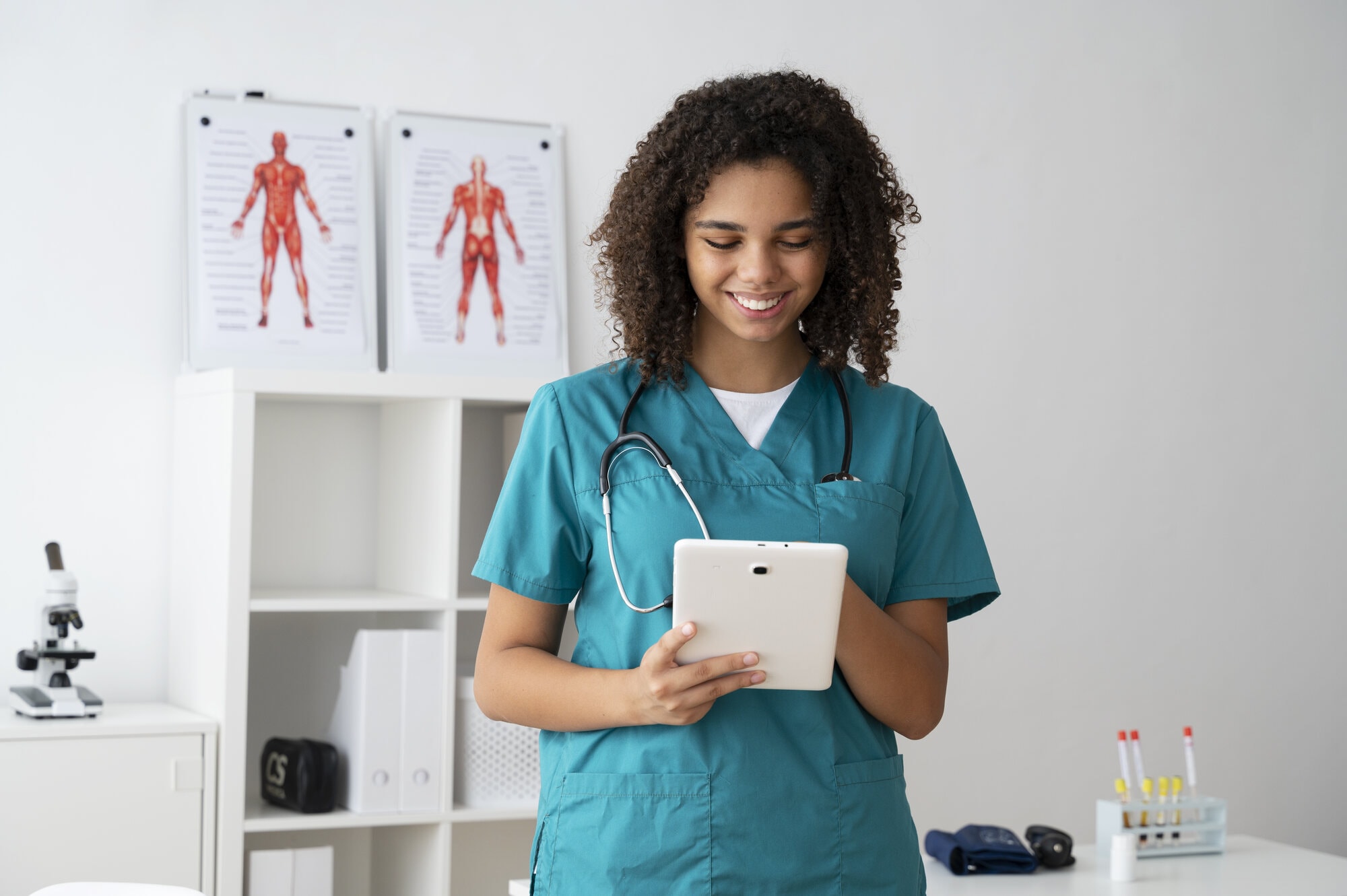 Enfermeira sorrindo enquanto consulta o tablet